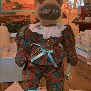 COLLECTABLE PORCELAIN CAT DOLL LIMITED EDITION IN BOX WITH STAND